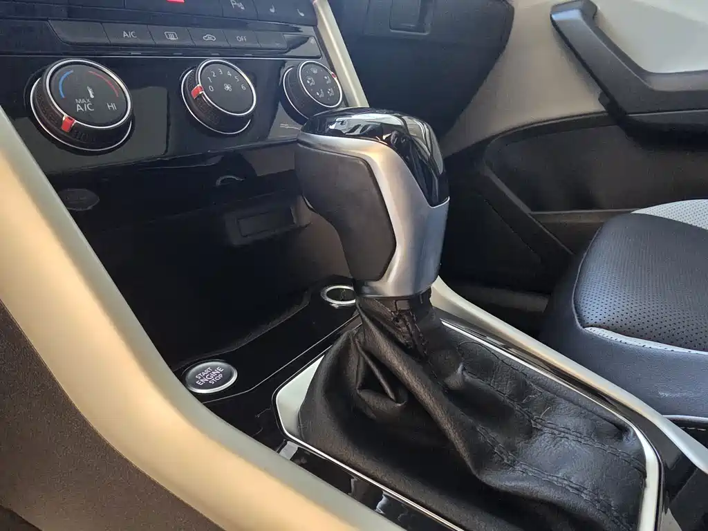 Volkswagen T-Roc — миниатюра 8
