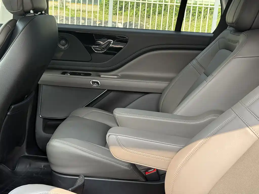 Lincoln Aviator — миниатюра 27