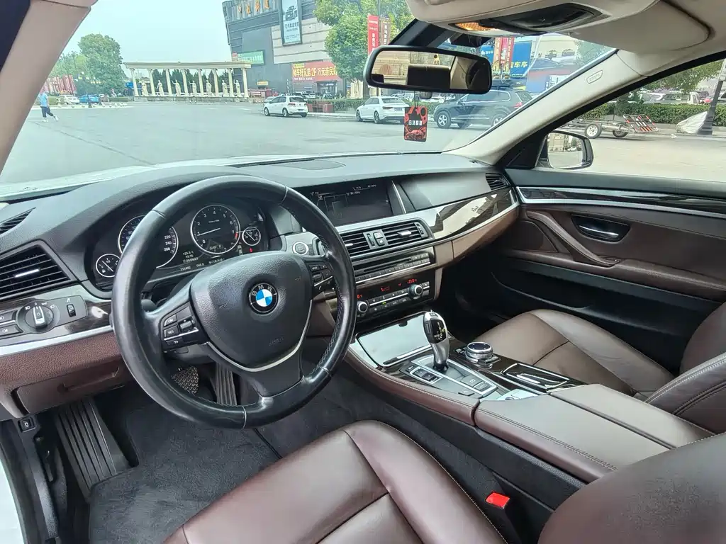 BMW 5 Series — миниатюра 15