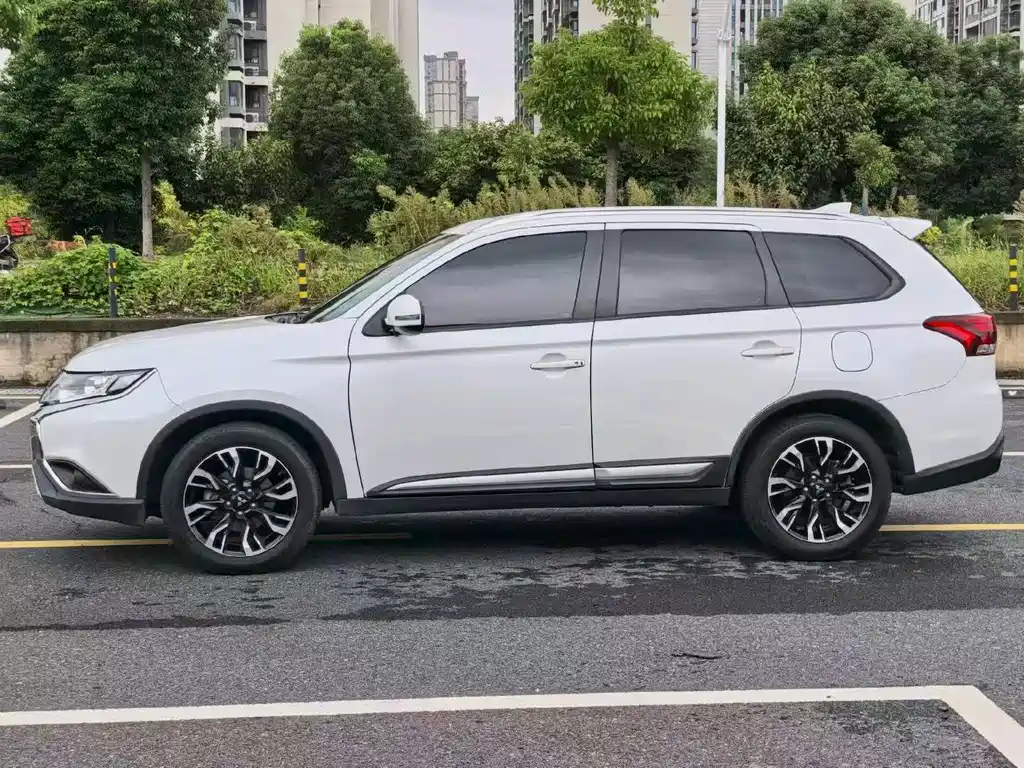 Mitsubishi Outlander — миниатюра 4