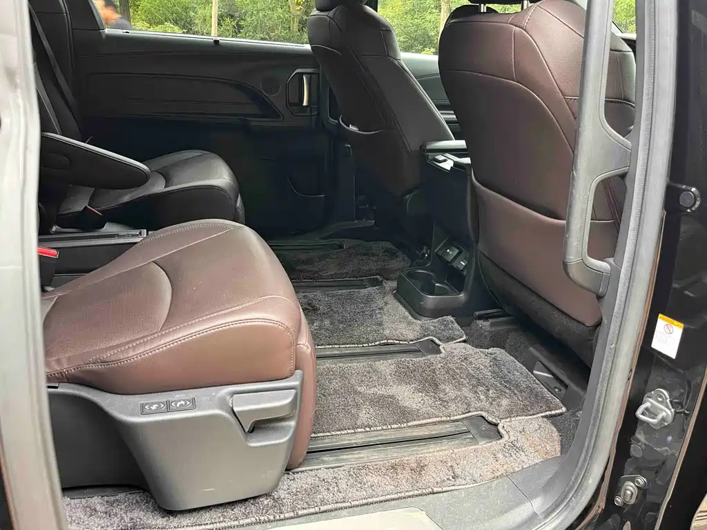 Toyota Sienna — миниатюра 18