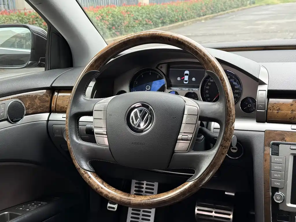 Volkswagen Phaeton — миниатюра 18