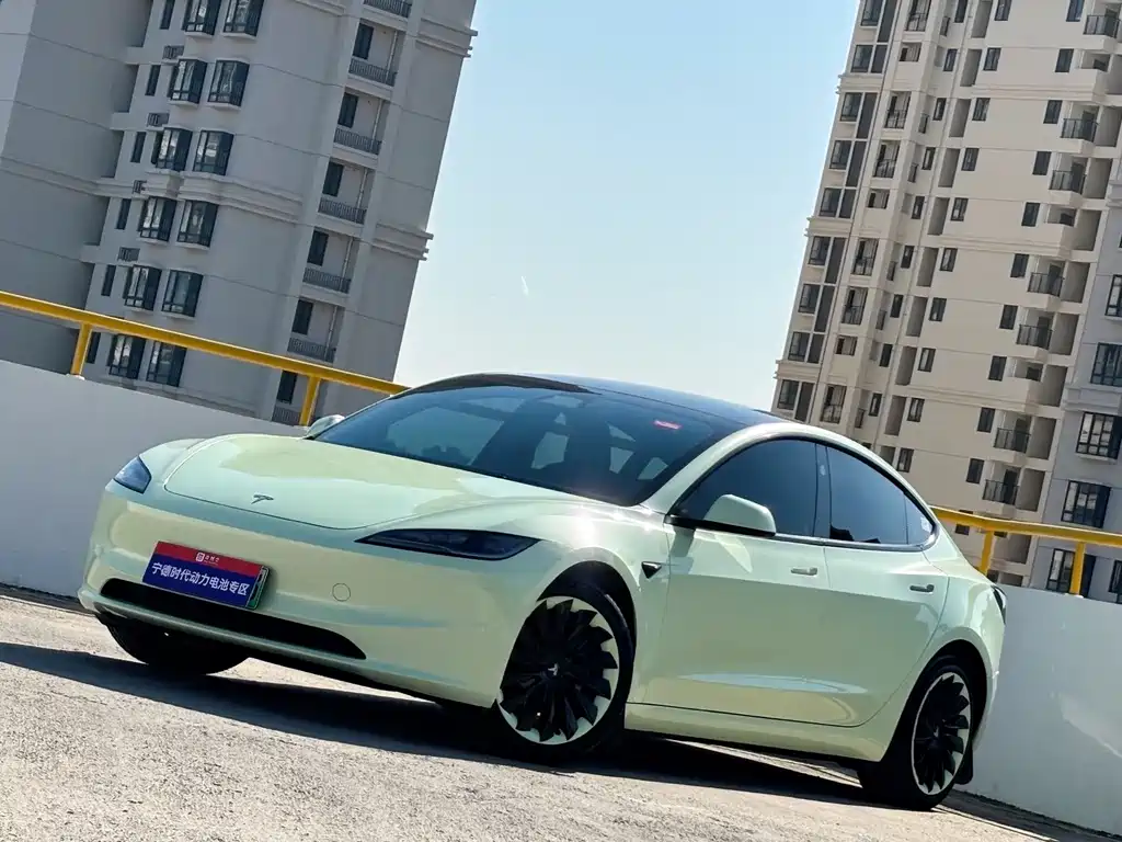 TESLA MODEL 3