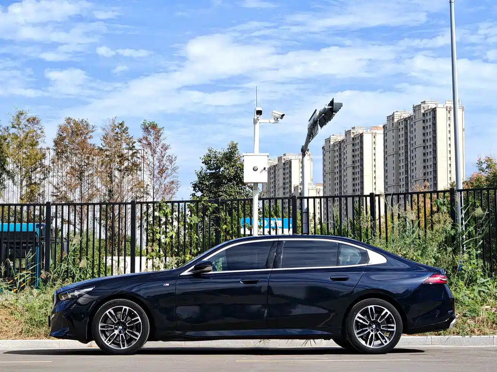 BMW 5 Series — миниатюра 3