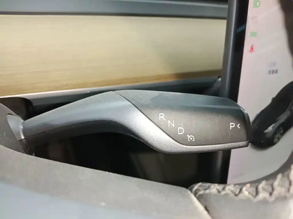 Tesla Model Y — миниатюра 13