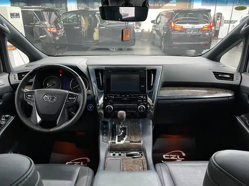 Toyota Alphard — миниатюра 7