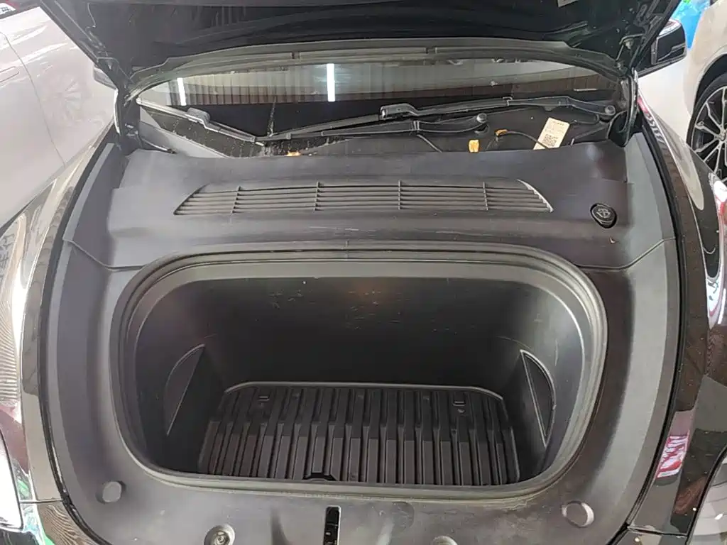 Tesla Model Y — миниатюра 20
