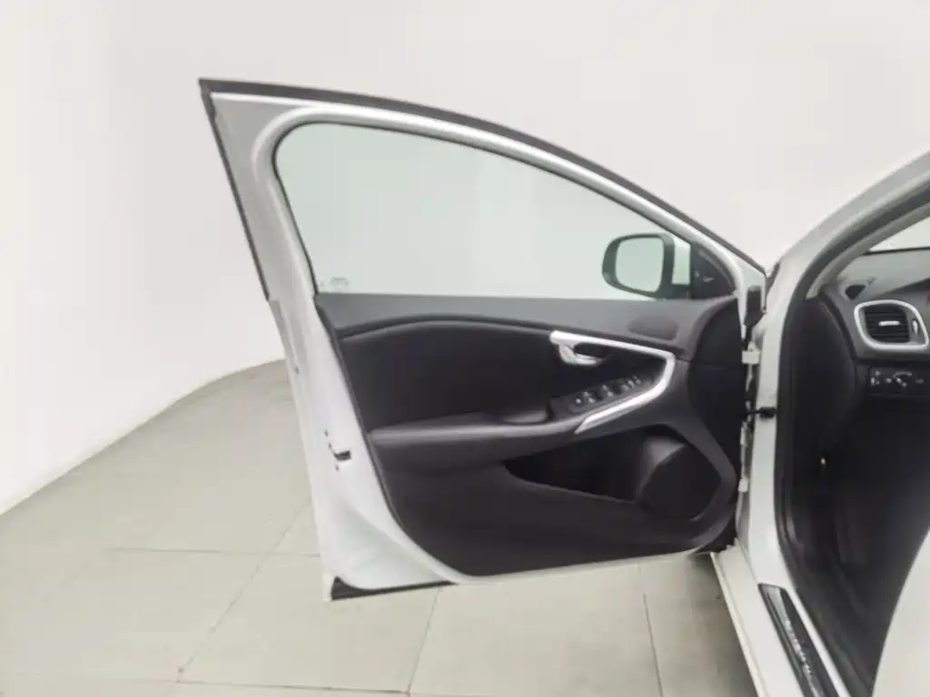 Volvo V40 — миниатюра 8