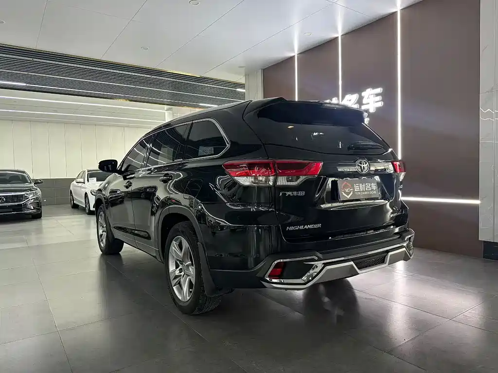 Toyota Highlander 2021 2.0T Luxury 7 мест