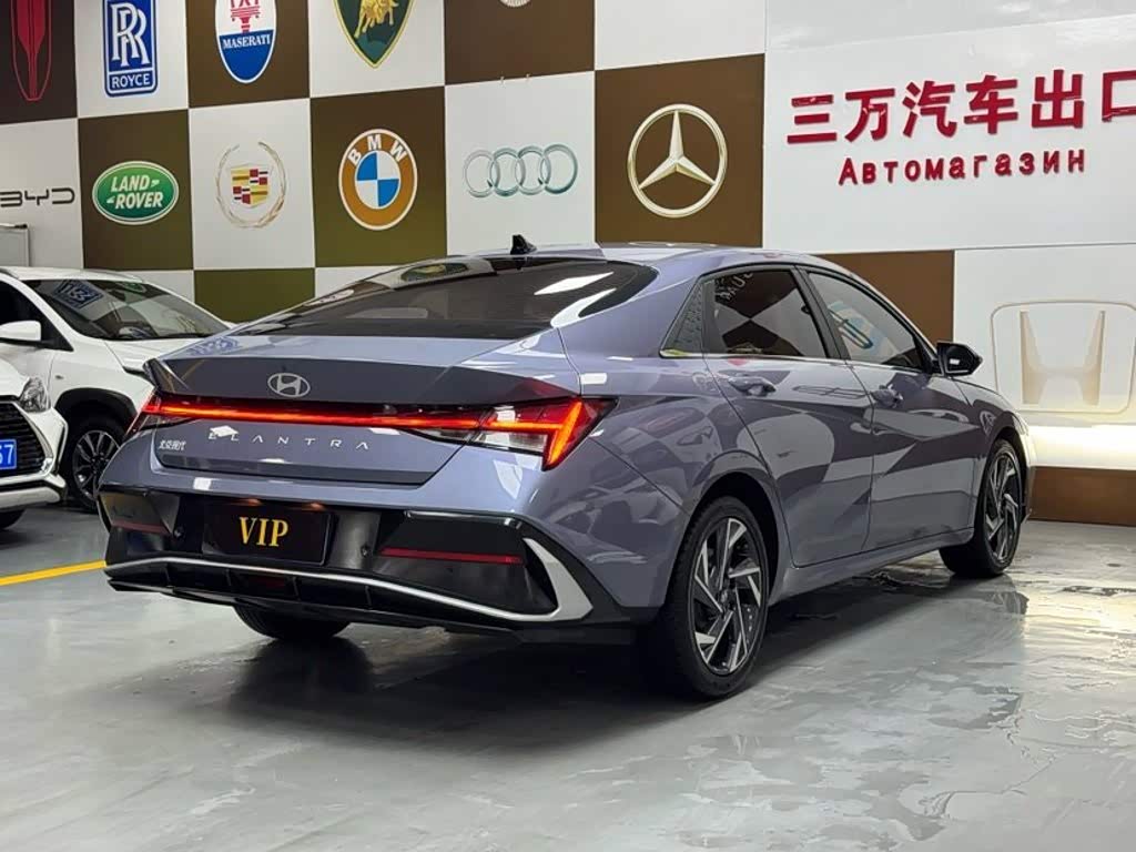 Hyundai Elantra 1.5 л 2023 г. Голубой, пробег 19000 км