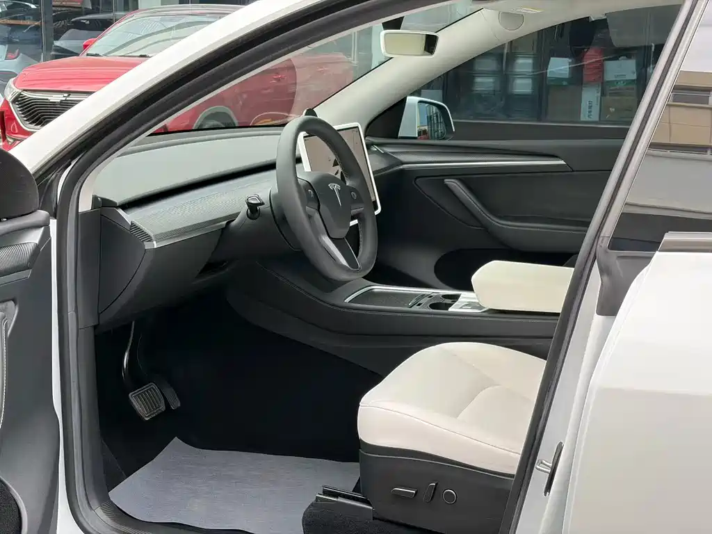 Tesla Model Y — миниатюра 3