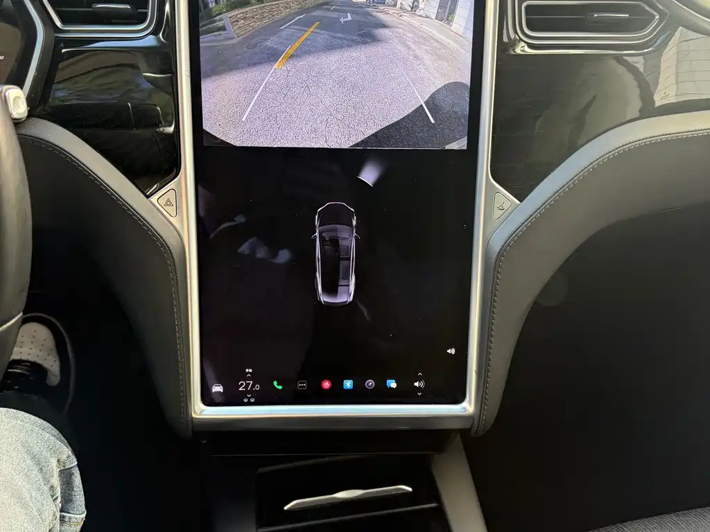 Tesla Model X — миниатюра 16