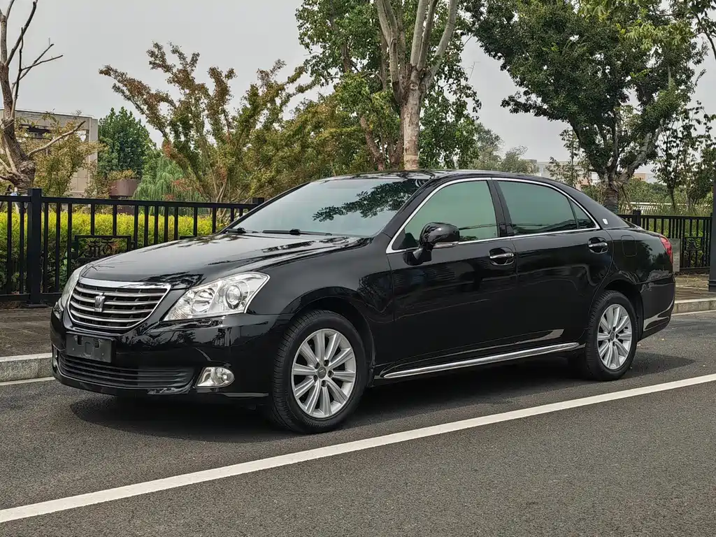 Toyota Crown — миниатюра 2