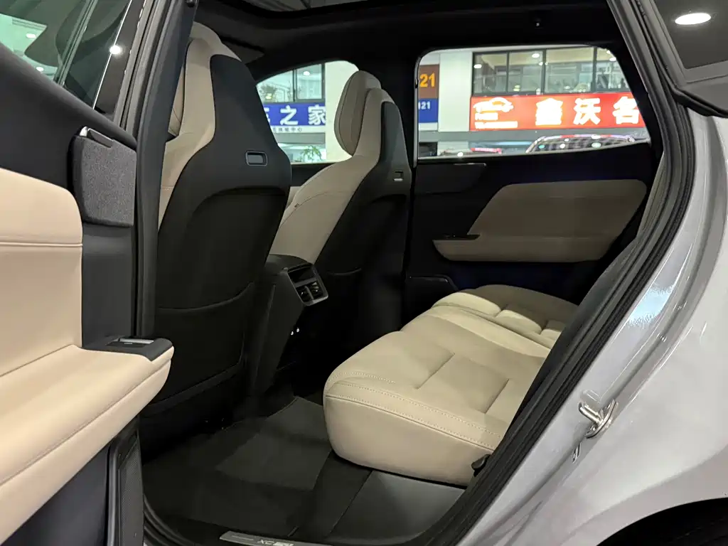 Volvo XC70 PHEV — миниатюра 11