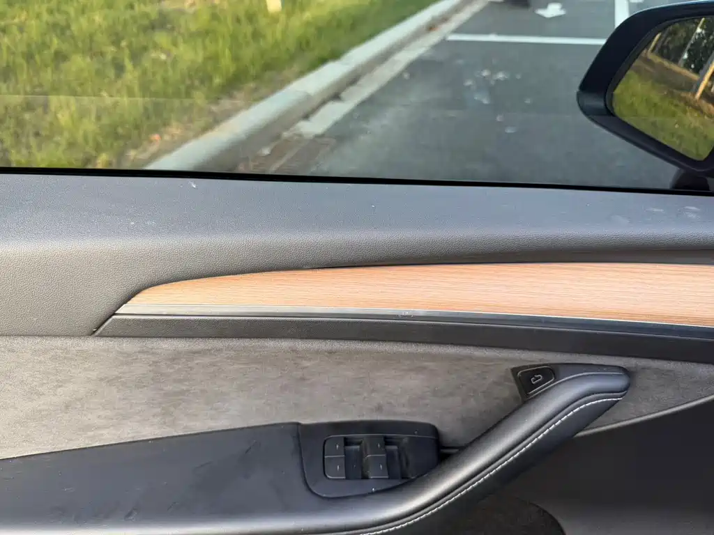 Tesla Model Y — миниатюра 14