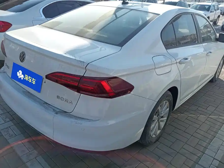 VOLKSWAGEN BORA
