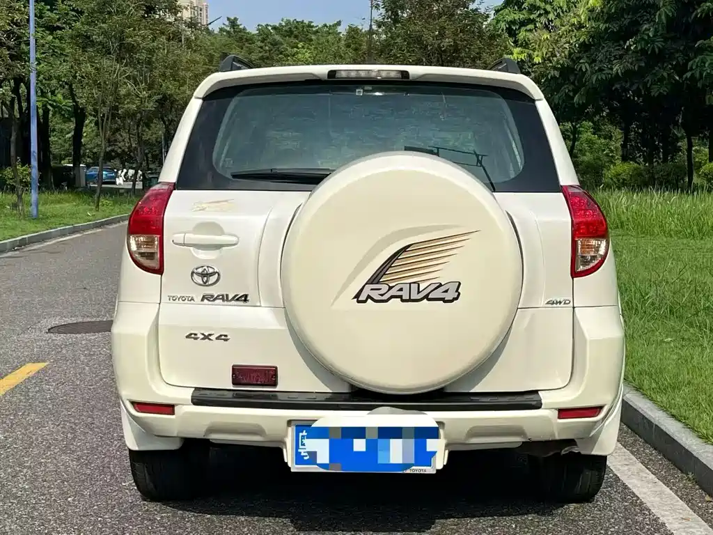Toyota RAV4 — миниатюра 9
