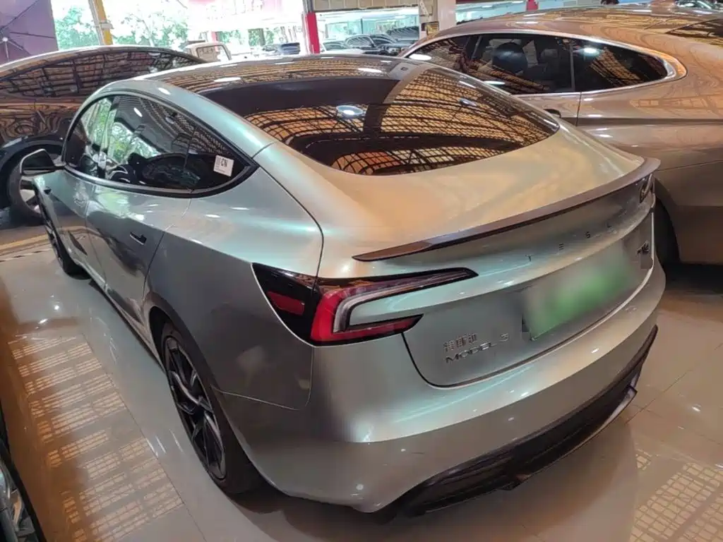 Tesla Model 3 — миниатюра 5