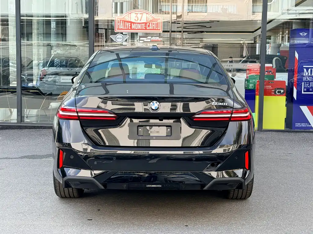 BMW 5 Series — миниатюра 4