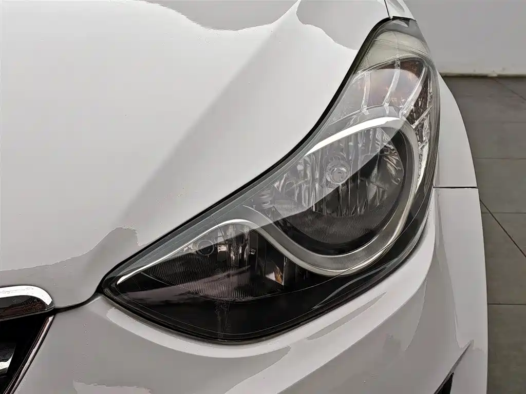 Hyundai Elantra 2015 1.6L MT Lead