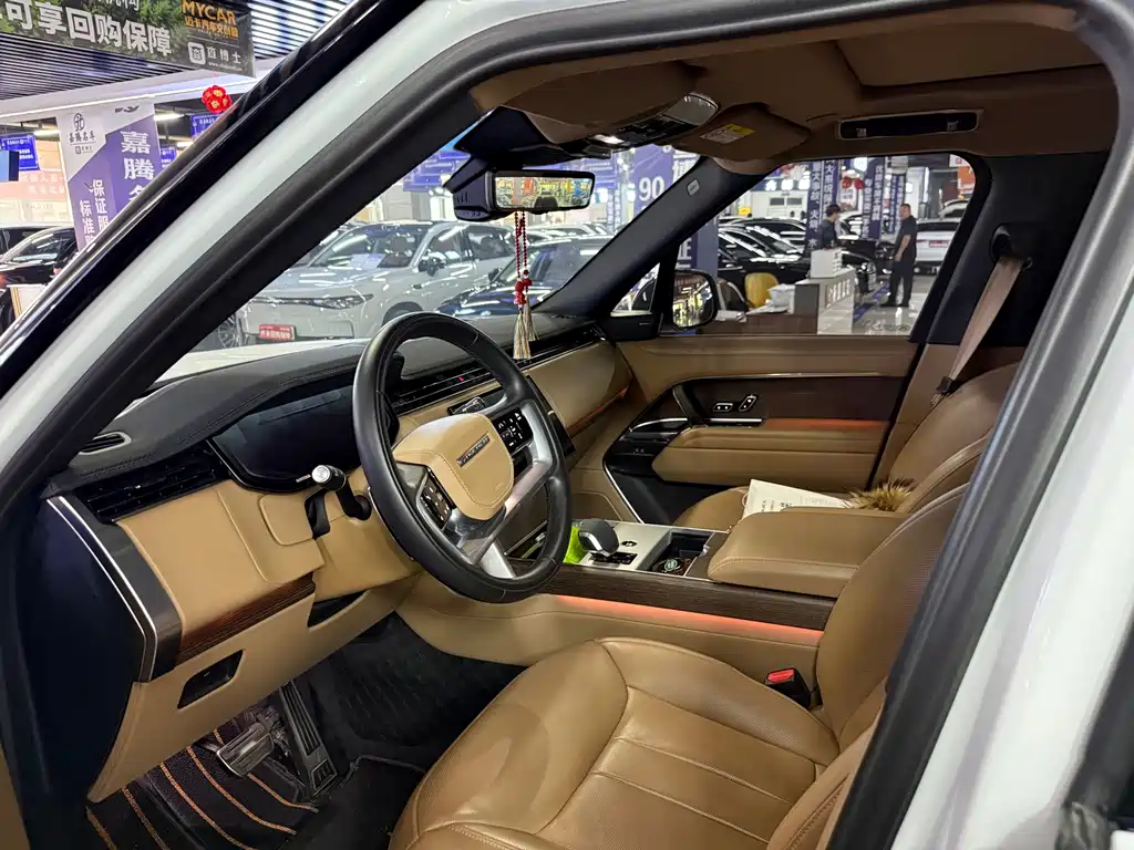Land Rover Range Rover 2024 3.0 L6 400PS Long Wheelbase мест