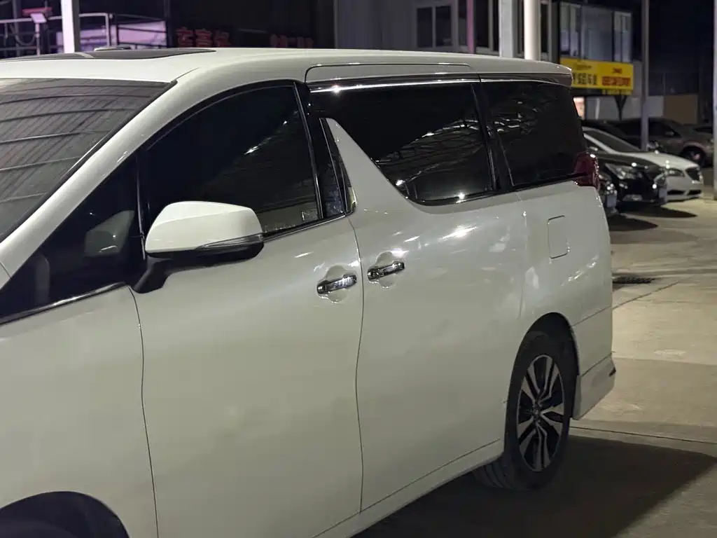 Toyota Alphard — миниатюра 8