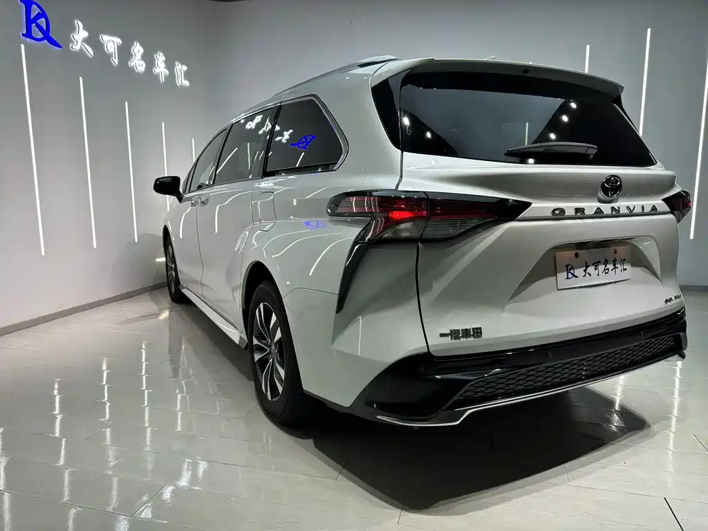 Toyota Granvia — миниатюра 9