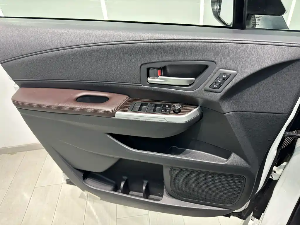 Toyota Granvia — миниатюра 15