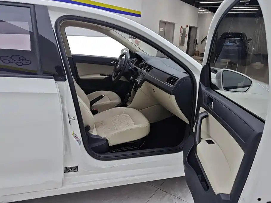 Skoda Rapid — миниатюра 8