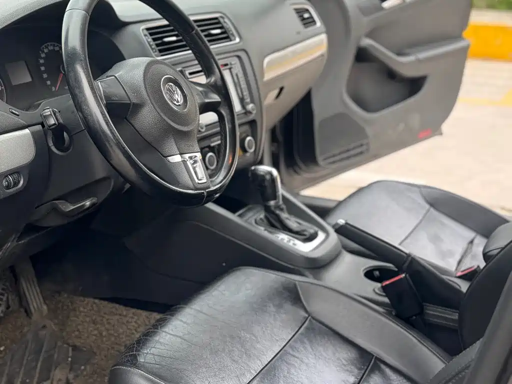 Volkswagen Sagitar 2014 1.6L AT Comfort