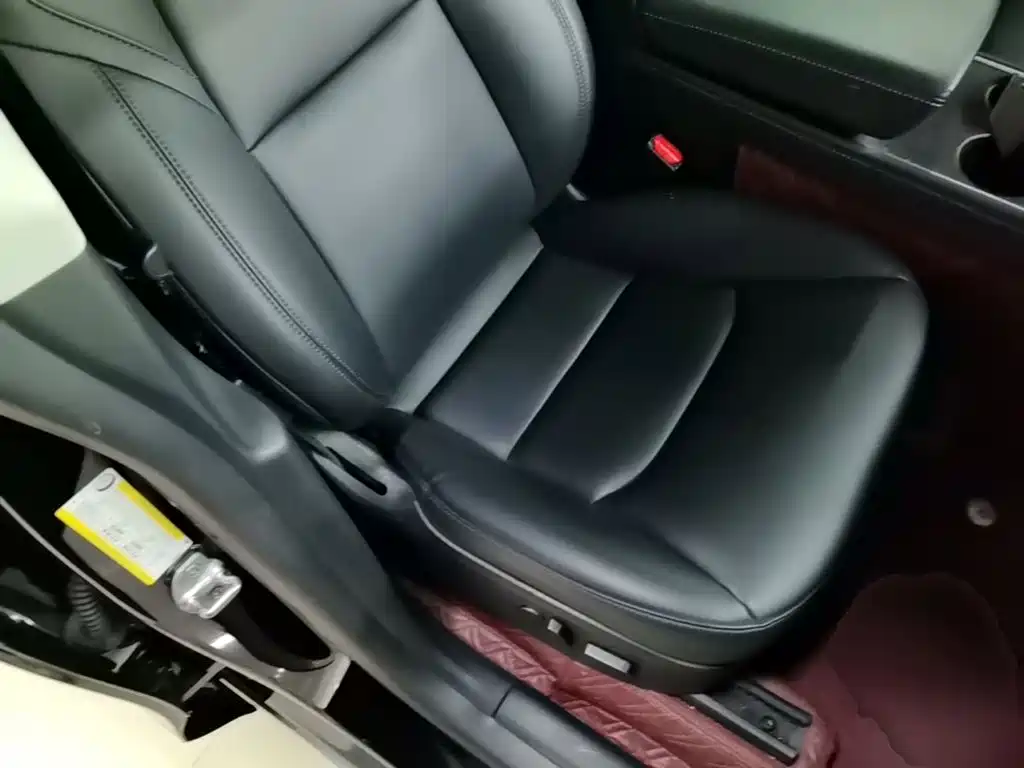 Tesla Model Y — миниатюра 25