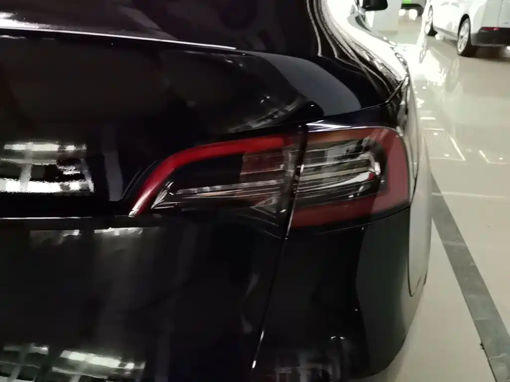 Tesla Model Y — миниатюра 8