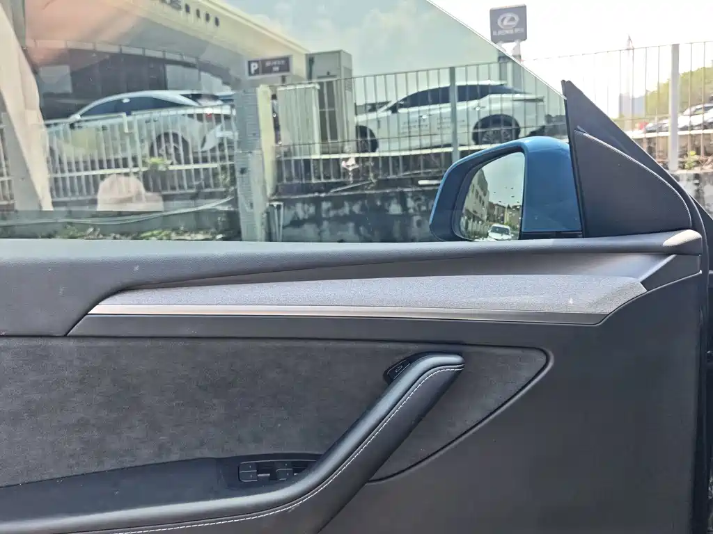 Tesla Model Y — миниатюра 14