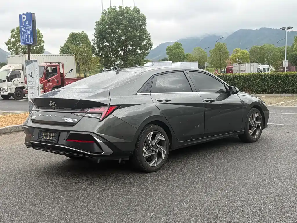 Hyundai Elantra — миниатюра 7