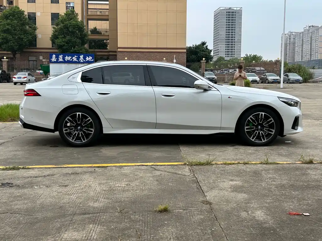 BMW 5 Series — миниатюра 4