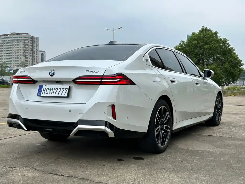 BMW 5 Series — миниатюра 10
