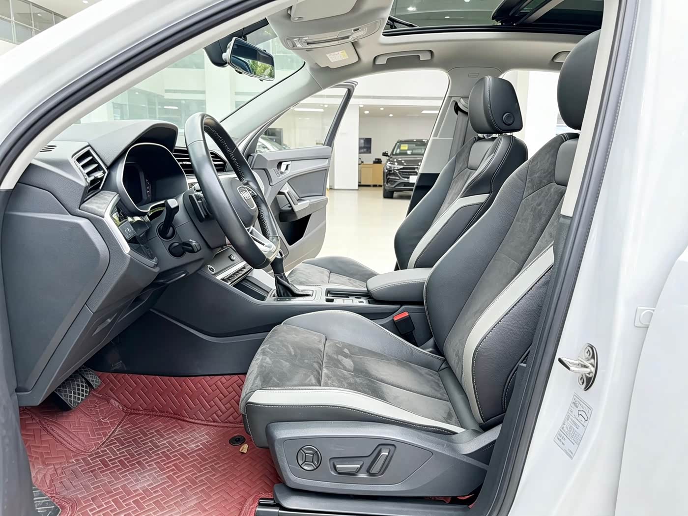 Audi Q3 1.4 л 2022 г. Белый, пробег 31000 км