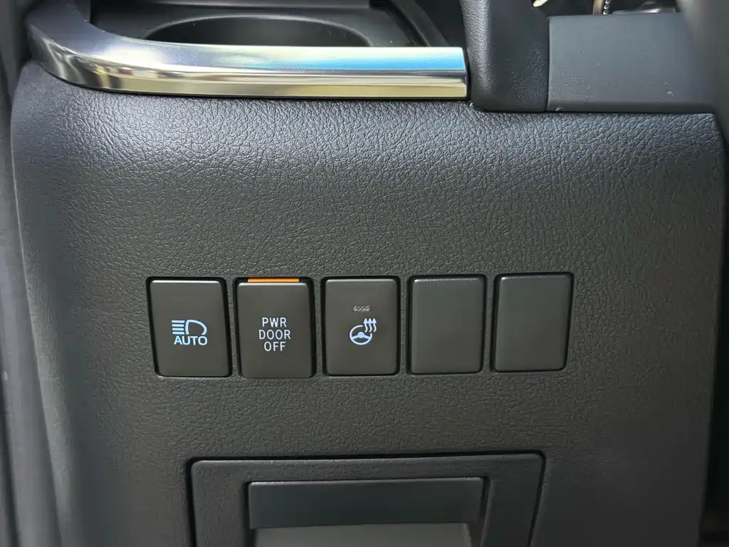 Toyota Alphard — миниатюра 11