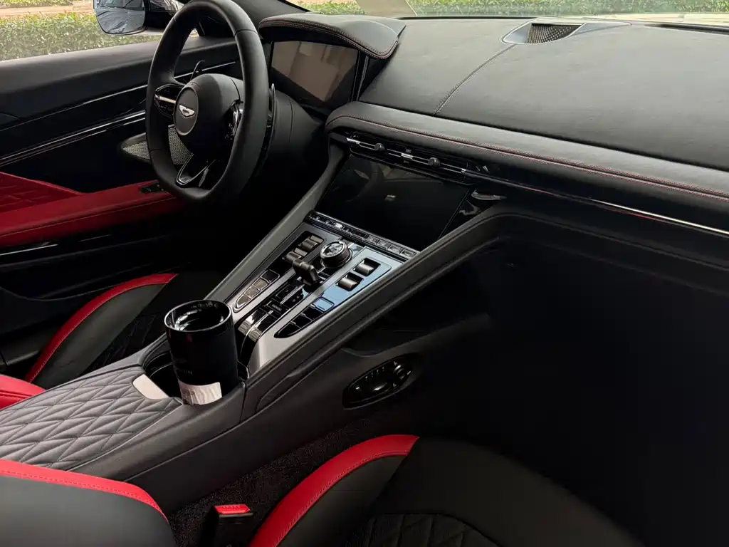 Aston Martin DB12 — миниатюра 12