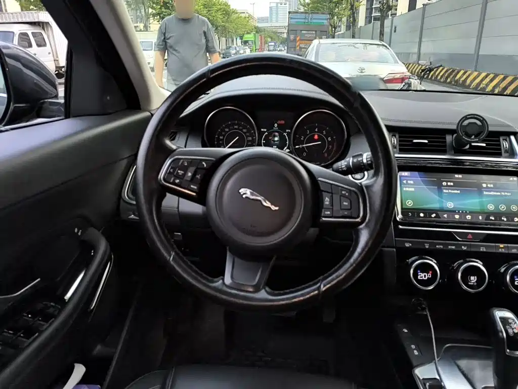 Jaguar E-PACE — миниатюра 11