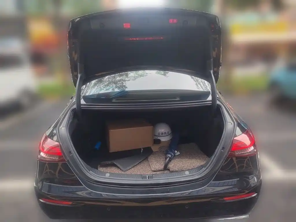 Mercedes-Benz E-Class — миниатюра 10