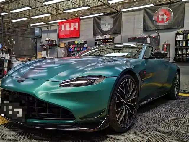Aston Martin V8