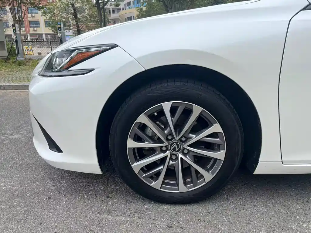 Lexus ES — миниатюра 15