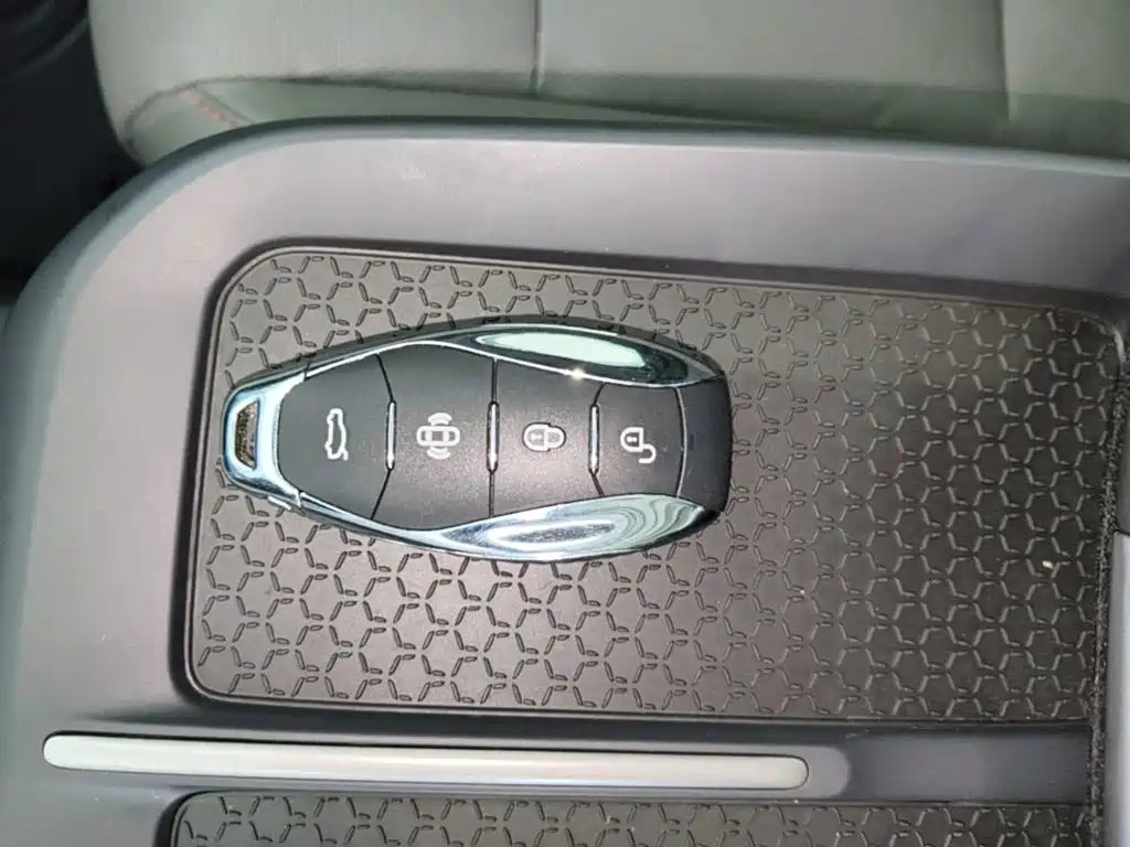 Hongqi Hongqi EH7 — миниатюра 9