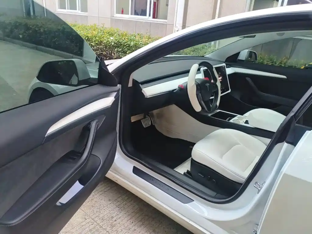 Tesla Model 3 — миниатюра 16
