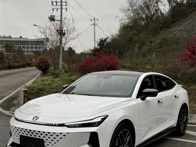 CHANGAN  UNI V SMART IDD 2024