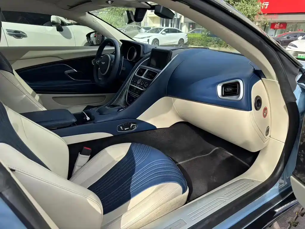 Aston Martin DB11 — миниатюра 3