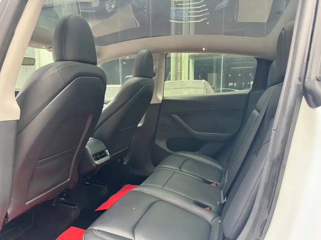 Tesla Model Y — миниатюра 6