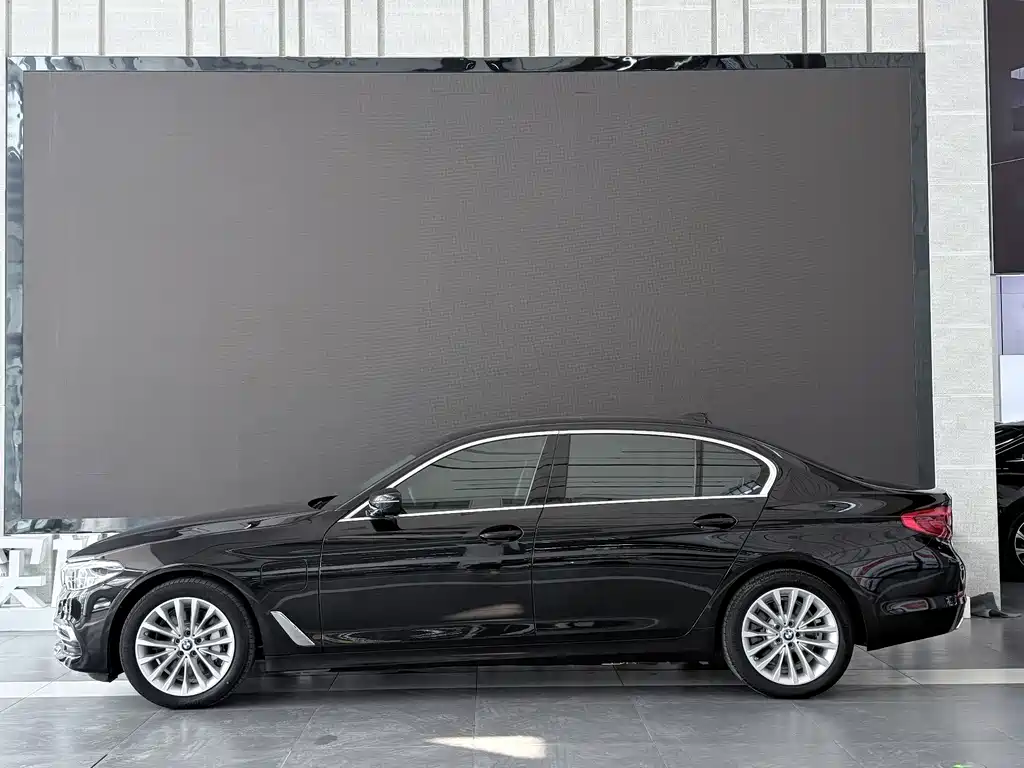 BMW 5 Series New Energy — миниатюра 4
