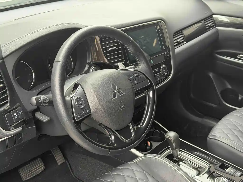 Mitsubishi Outlander — миниатюра 8